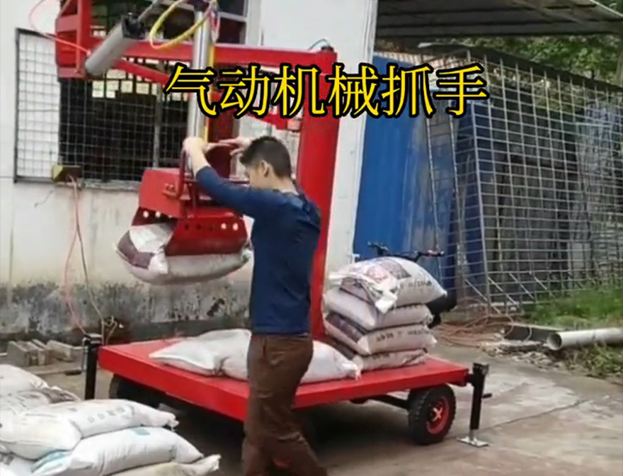 南江县机械抓手农用随车抓详细视频机械抓手南江县气动吊砖详细视频化肥搬运机械青储搬运机